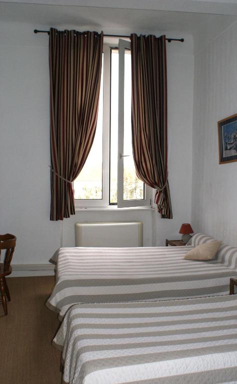 Postel nebo postele na pokoji v ubytování Hôtel Jaurès