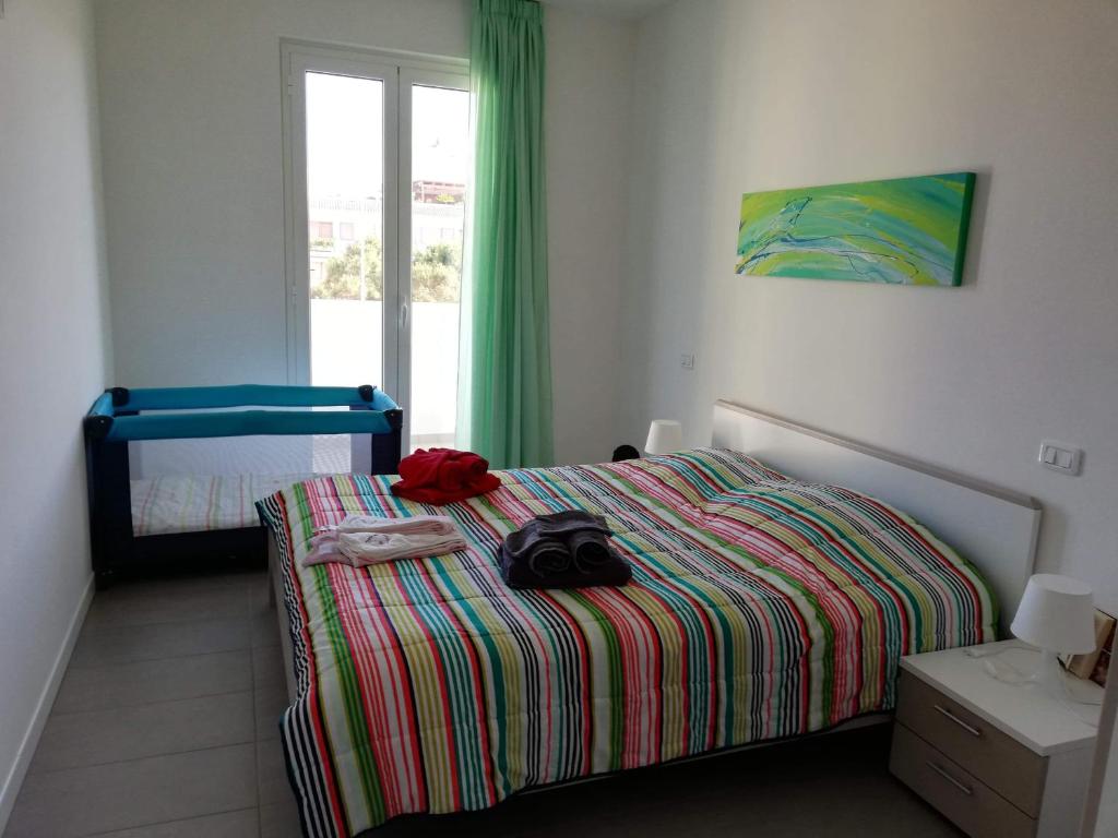 um quarto com uma cama com um saco em Appartamento Bellavista em Martinsicuro
