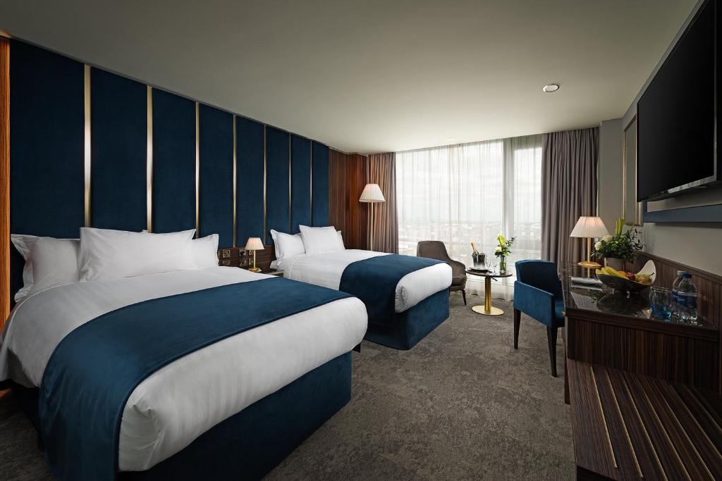 Uma cama ou camas num quarto em The Savoy Hotel