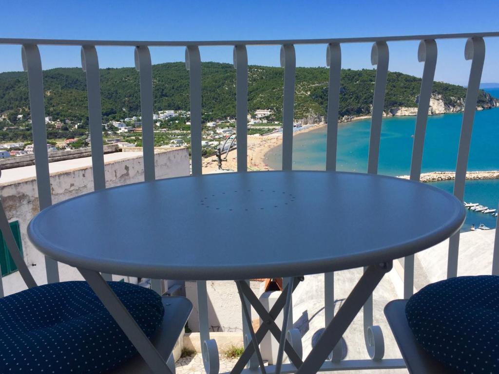 un tavolo su un balcone con vista sulla spiaggia di La maisonnette a Peschici