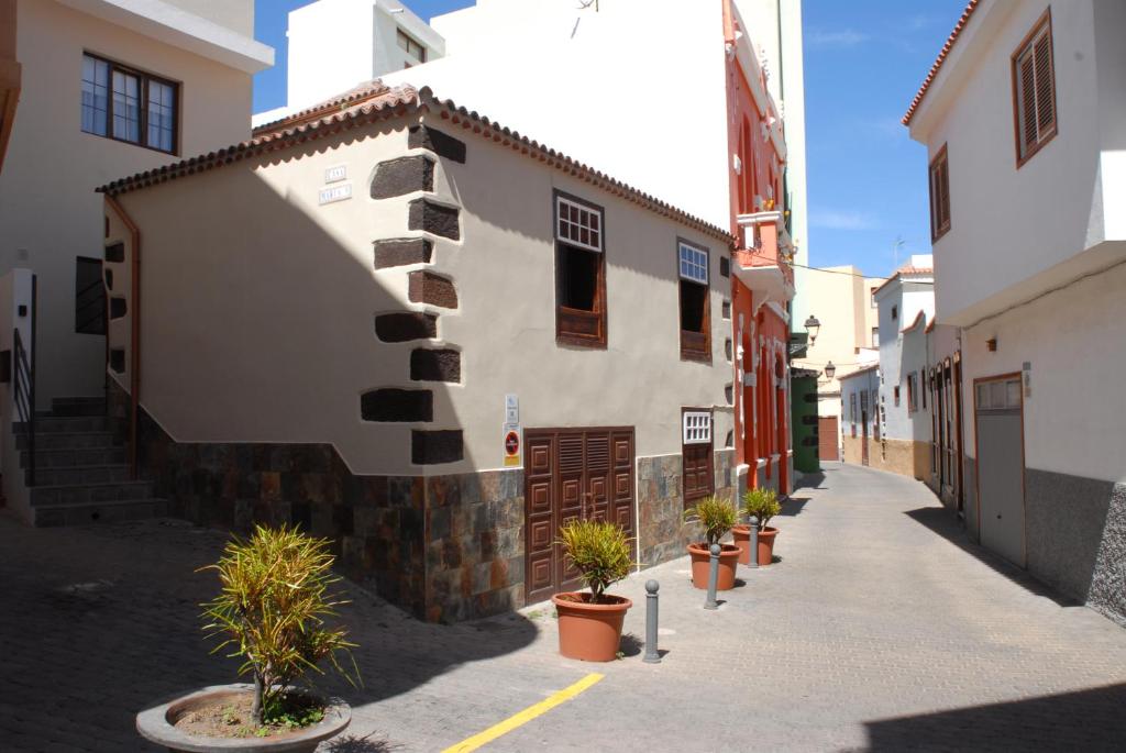 a street with a building with potted plants on it at Casa MARIA in Tazacorte
