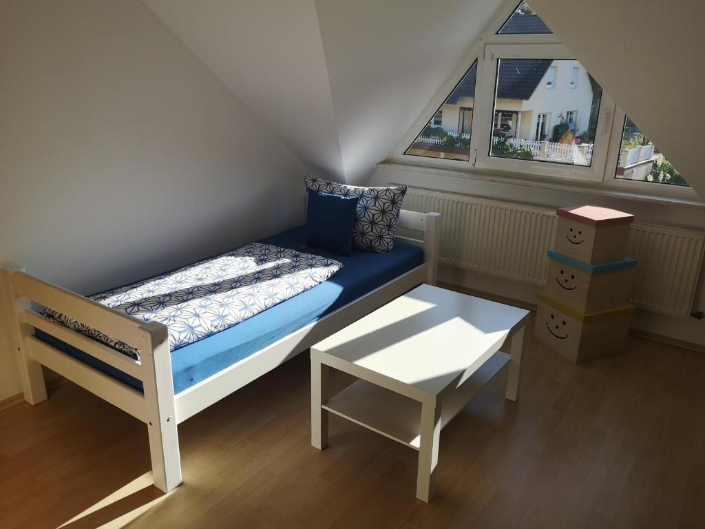Dormitorio pequeño con cama y mesa en Casa Mosella en Enkirch