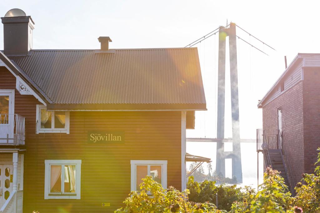 uma casa amarela com as palavras sinium escritas nela em Sjövillan Bed & Breakfast em Sandöverken