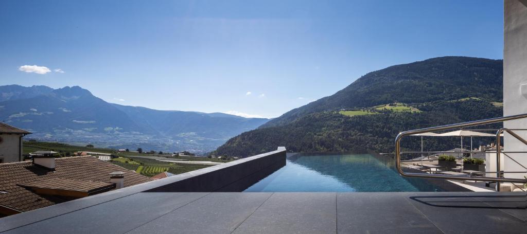 uitzicht op een rivier met bergen op de achtergrond bij Alpin & Stylehotel Die Sonne in Parcines