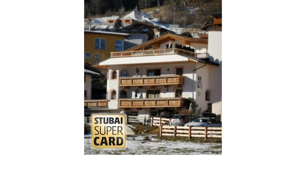 un edificio con un cartel que lee la super tarjeta espinal en Ferienlandhaus Höfer, en Fulpmes