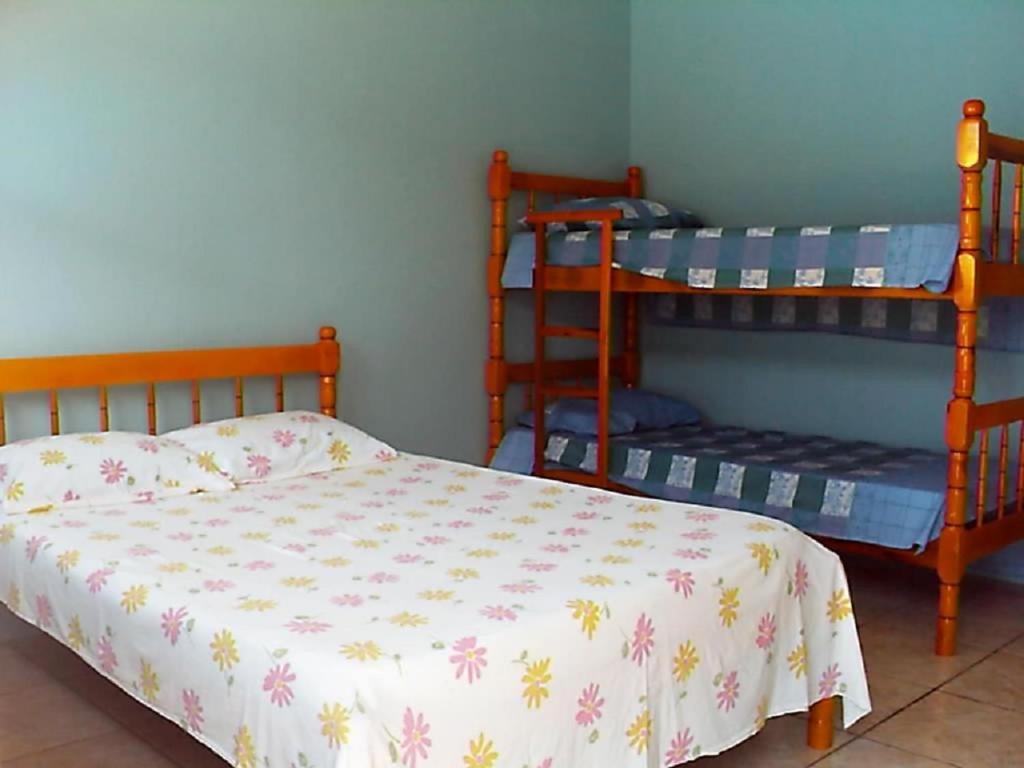 um quarto com 2 beliches e uma cama em Residencial Água Azul em Capão da Canoa