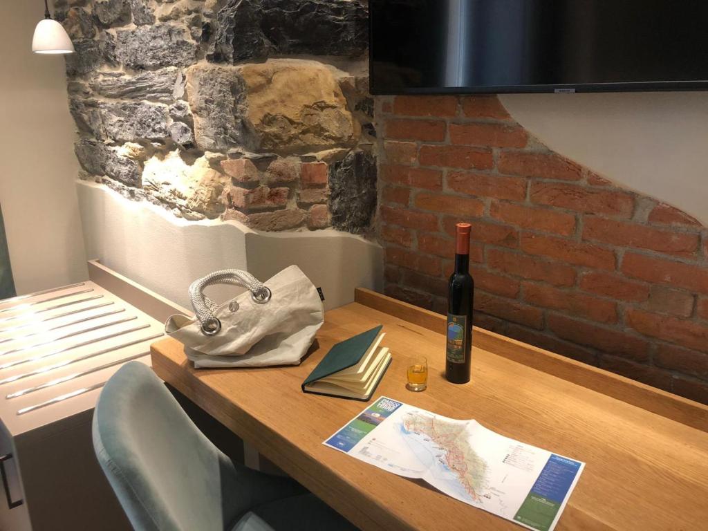 stół z butelką wina i torbą w obiekcie La Linea d’Acqua (SP) w mieście La Spezia