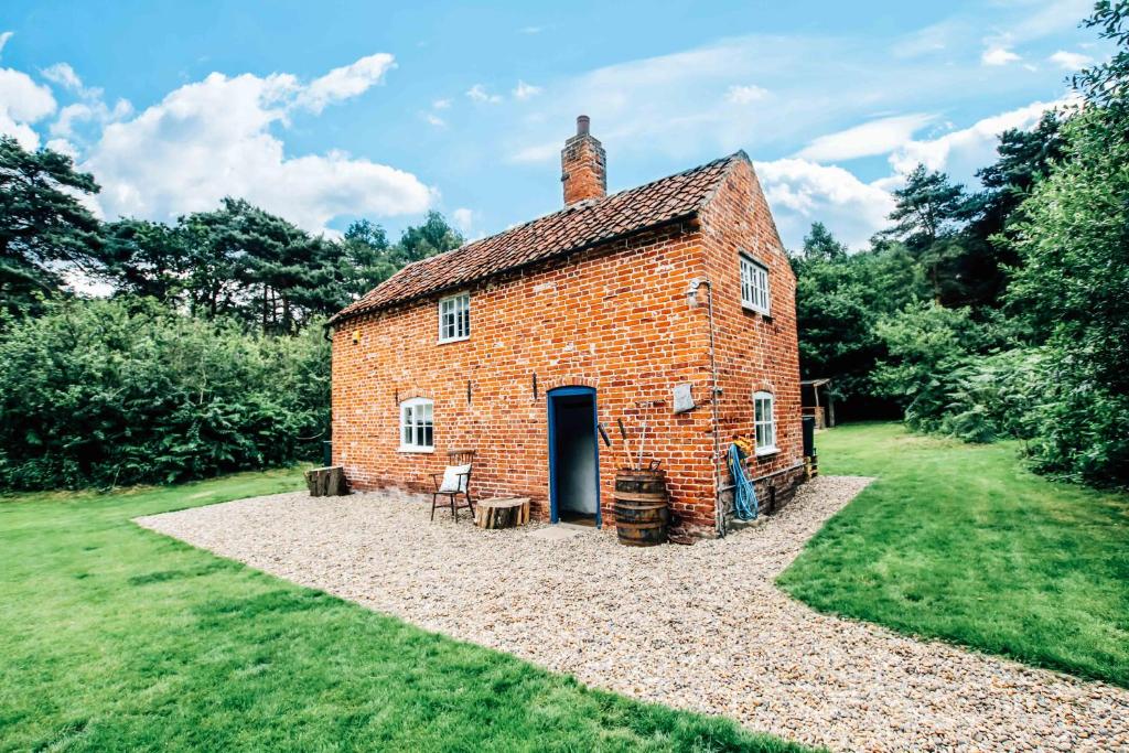 Gallery image of 1800s OFF THE GRID Experience at the Cottage in the woods in Walberswick