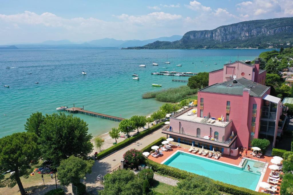 een luchtzicht op een resort en het water bij Hotel Sportsman in Bardolino
