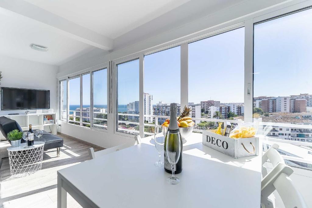 ベナルマデナにあるCruz del Sur 908 Best Viewsのリビングルーム(白いテーブル付)が備わります。一部の窓があります。