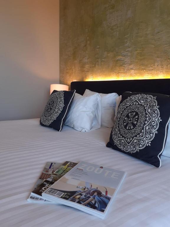 Postel nebo postele na pokoji v ubytování Hôtel WELLNESS EAU DE ROCHE Durbuy