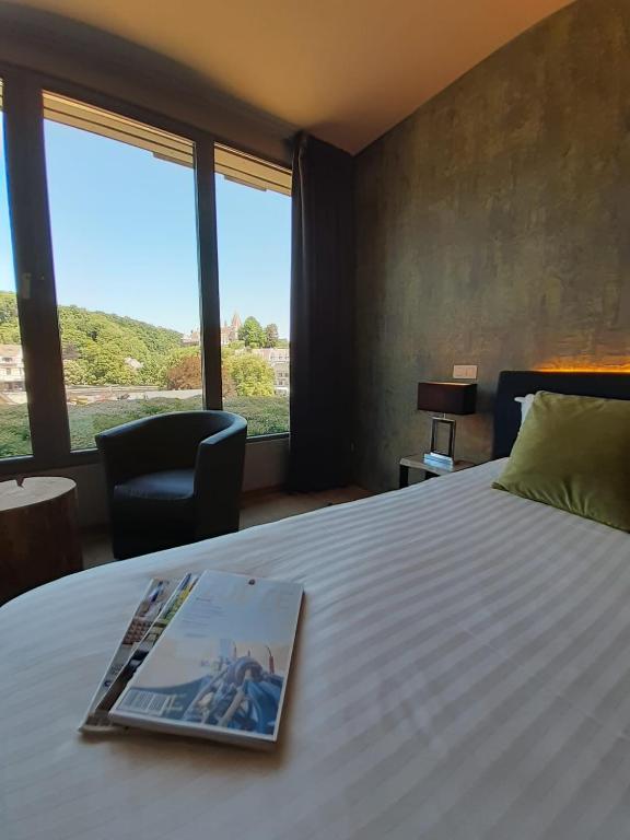 Postel nebo postele na pokoji v ubytování Hôtel WELLNESS EAU DE ROCHE Durbuy