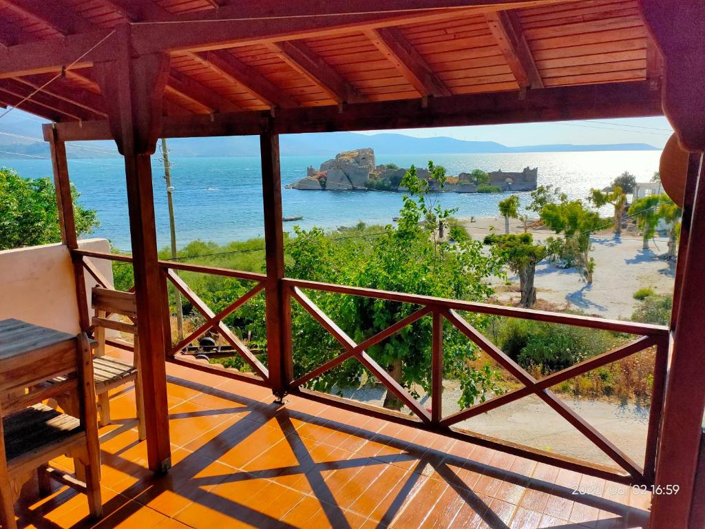 una vista sulla spiaggia da un balcone di una casa di Selenes Pansiyon a Kapıkırı