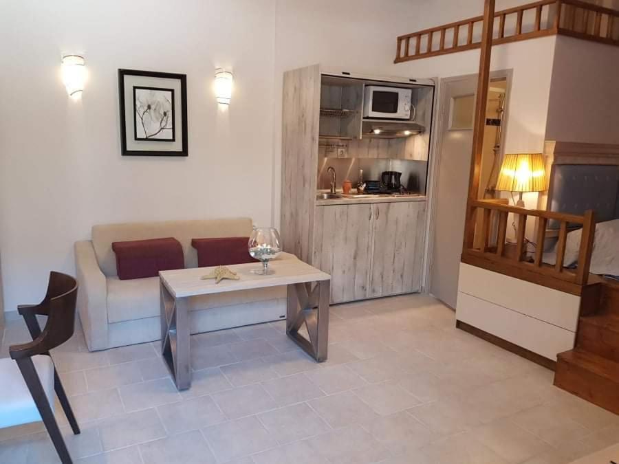 Кухня или мини-кухня в Arginonta Beach Apartments
