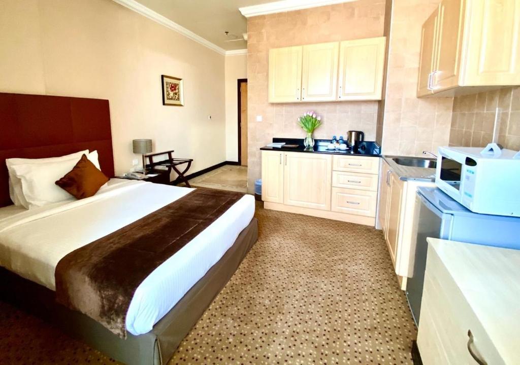 Postel nebo postele na pokoji v ubytování Kingsgate Hotel Doha by Millennium Hotels