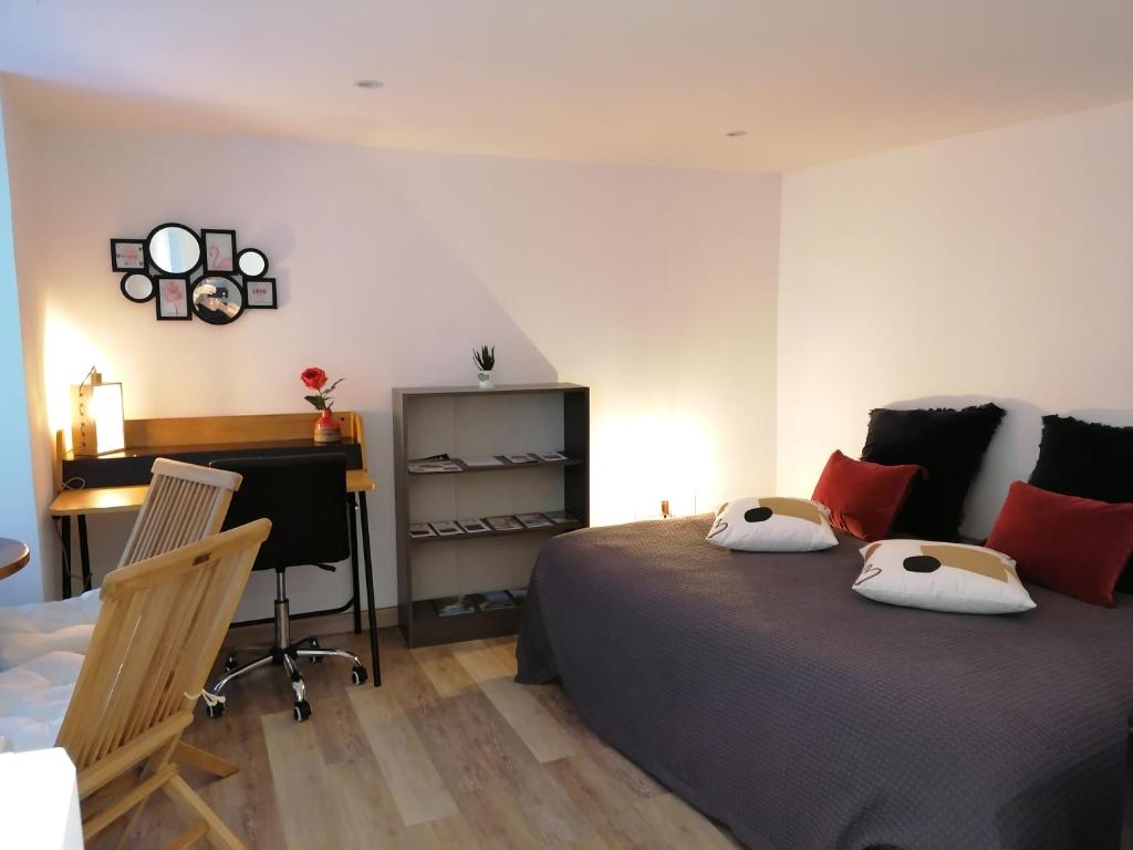 een slaapkamer met een bed en een bureau bij Soriers in Aspremont