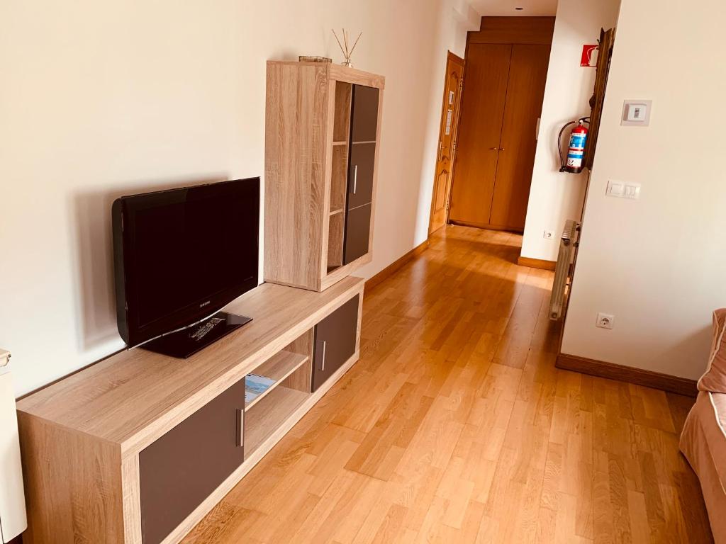 A television and/or entertainment centre at Estudios Blanmart