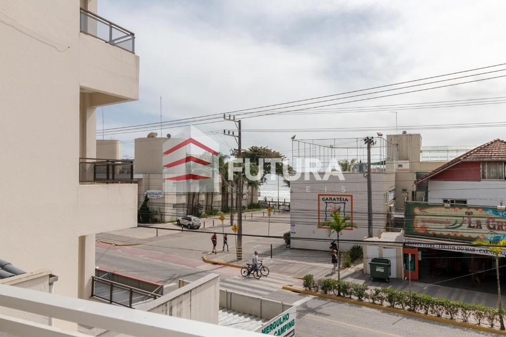  Apartamento na Avenida Principal - Praia de Bombas (LA063E)