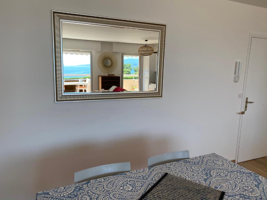 Postel nebo postele na pokoji v ubytování Superbe 2P vue mer, ensoleillé, piscine