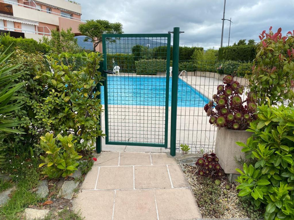 Bazén v ubytování Superbe 2P vue mer, ensoleillé, piscine nebo v jeho okolí