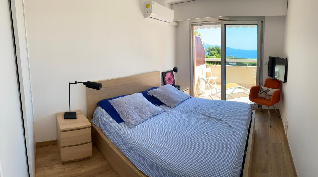 Postel nebo postele na pokoji v ubytování Superbe 2P vue mer, ensoleillé, piscine