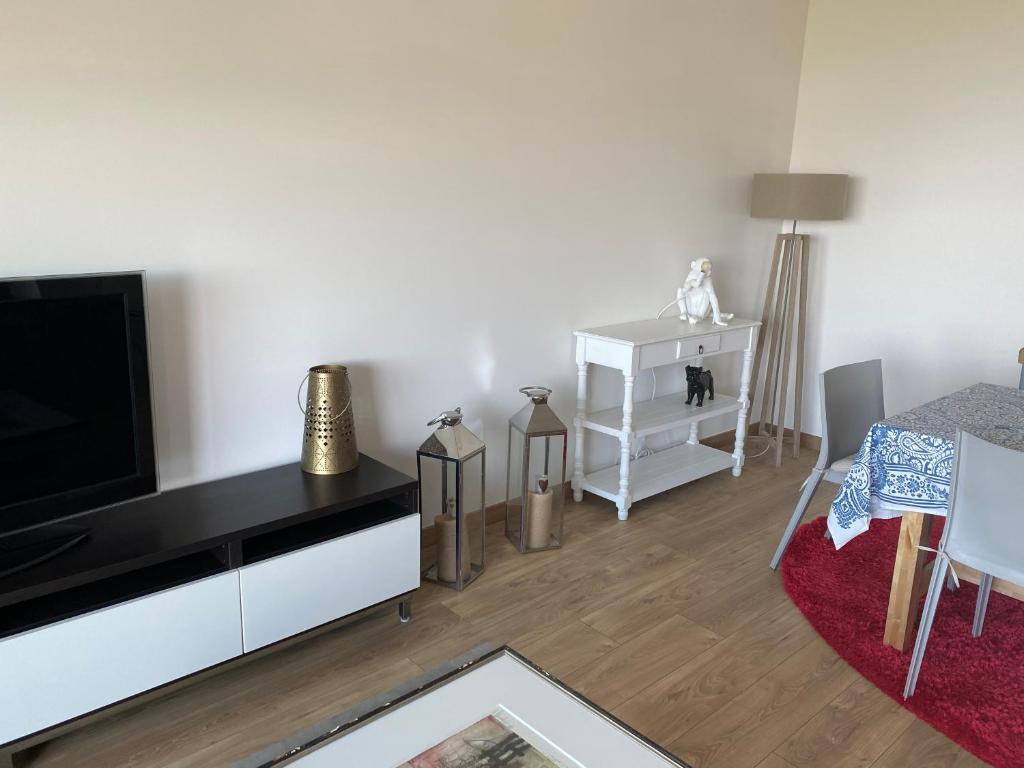 TV a/nebo společenská místnost v ubytování Superbe 2P vue mer, ensoleillé, piscine