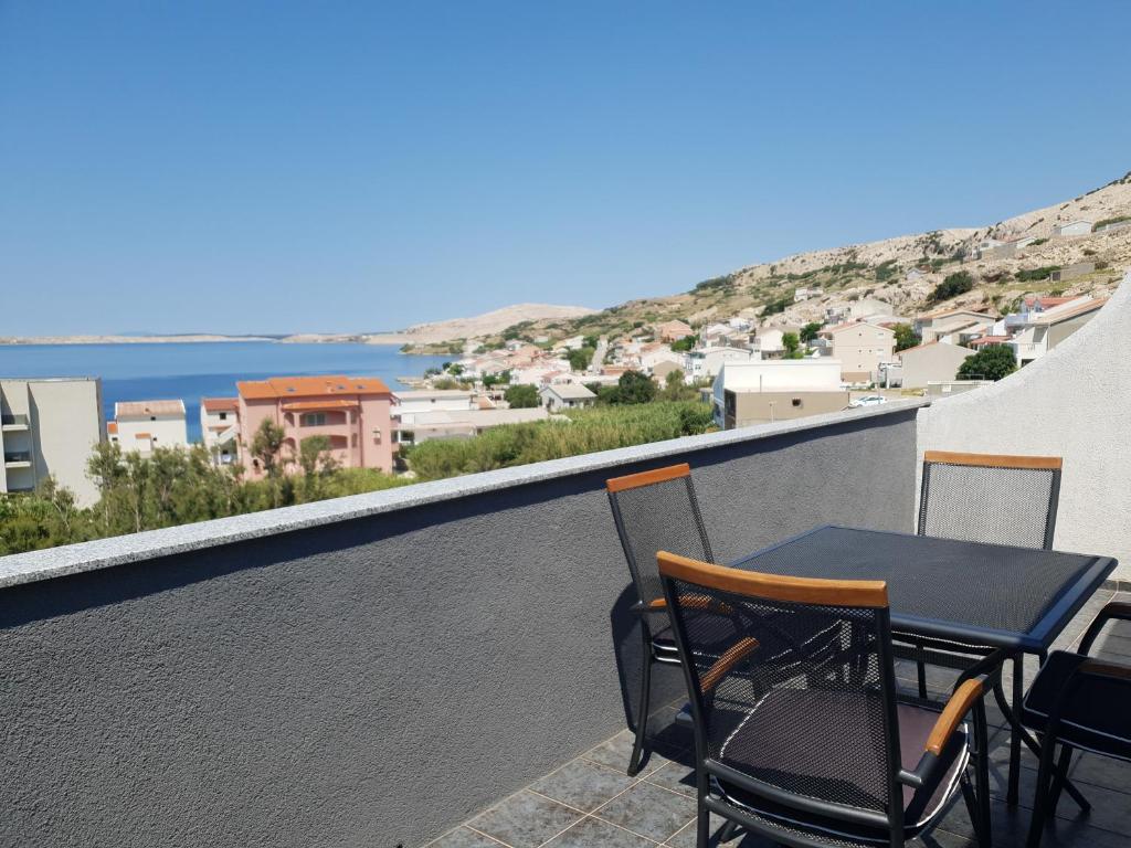 d'une table et de chaises sur un balcon avec vue. dans l'établissement Apartmani Dalmatinka, à Metajna