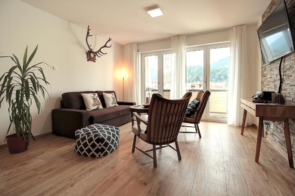 - un salon avec un canapé et une table dans l'établissement Bergsonne, à Garmisch-Partenkirchen
