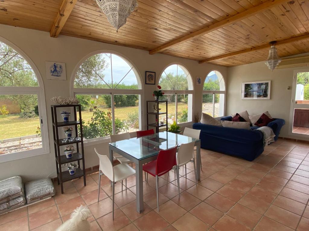 - un salon avec un canapé bleu et une table dans l'établissement Finca Casa Mici, à Alhaurín el Grande