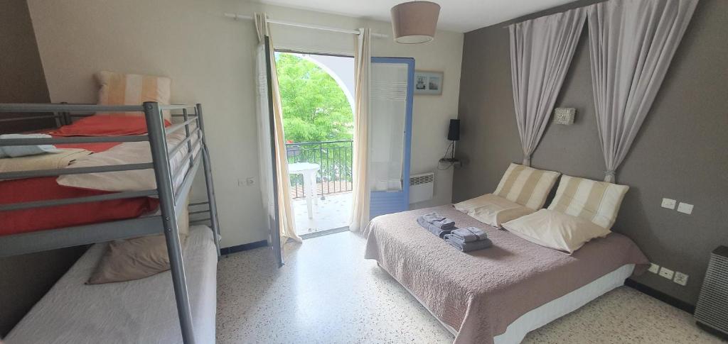 - une chambre avec un lit et des lits superposés dans l'établissement Auberge des crêtes, à La Palud-sur-Verdon