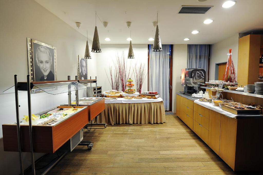 Kuchyň nebo kuchyňský kout v ubytování Hotel Biograf