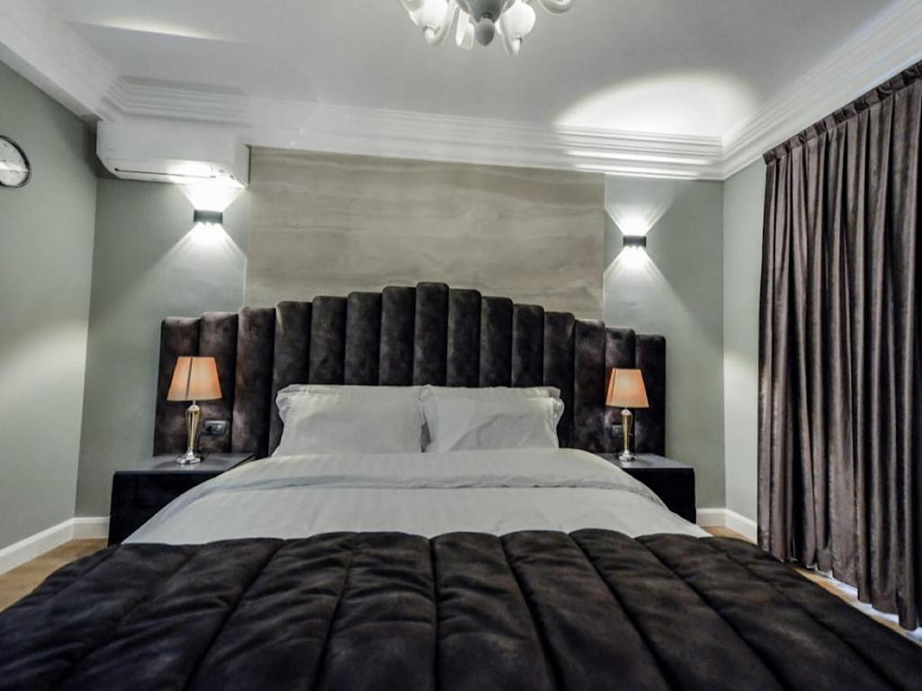 Postel nebo postele na pokoji v ubytování Hotel Vila Tirana