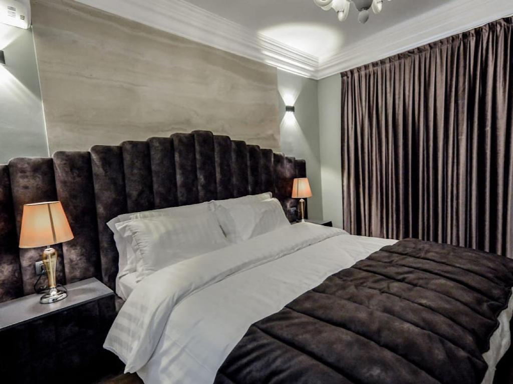 Postel nebo postele na pokoji v ubytování Hotel Vila Tirana