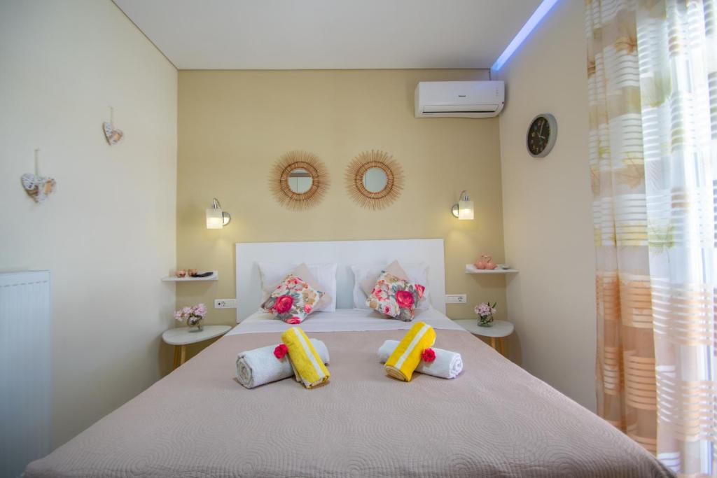 een slaapkamer met een bed met vier kussens erop bij Private Villa Bella Luna by "elite" in Zakynthos