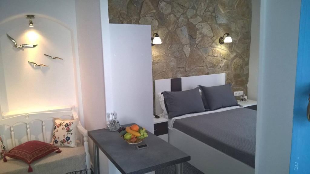 - une petite chambre avec un lit et une table dans l'établissement Eleni's traditional house, à Triovasálos