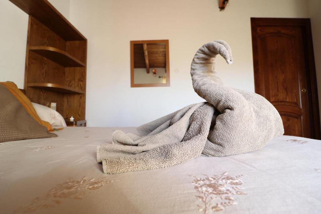 un cygne en couverture sur un lit dans l'établissement Domo mea, à Porto Torres
