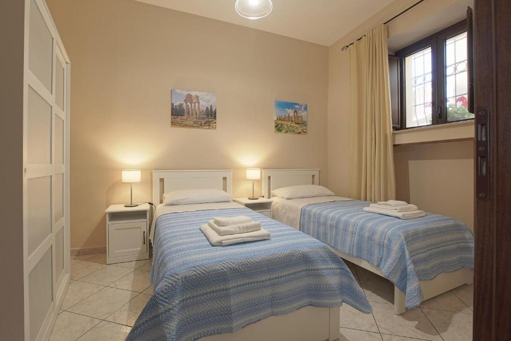 A bed or beds in a room at Zeus Atabyrios - Locazione Turistica