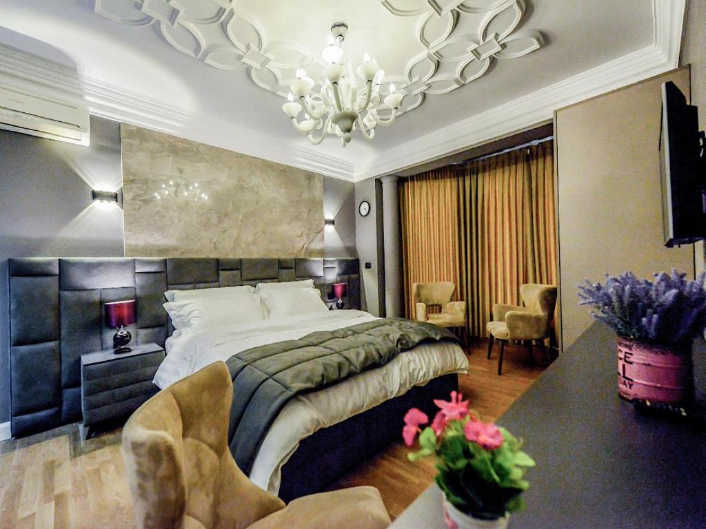Postel nebo postele na pokoji v ubytování Hotel Vila Tirana