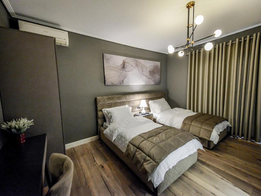 Postel nebo postele na pokoji v ubytování Hotel Vila Tirana