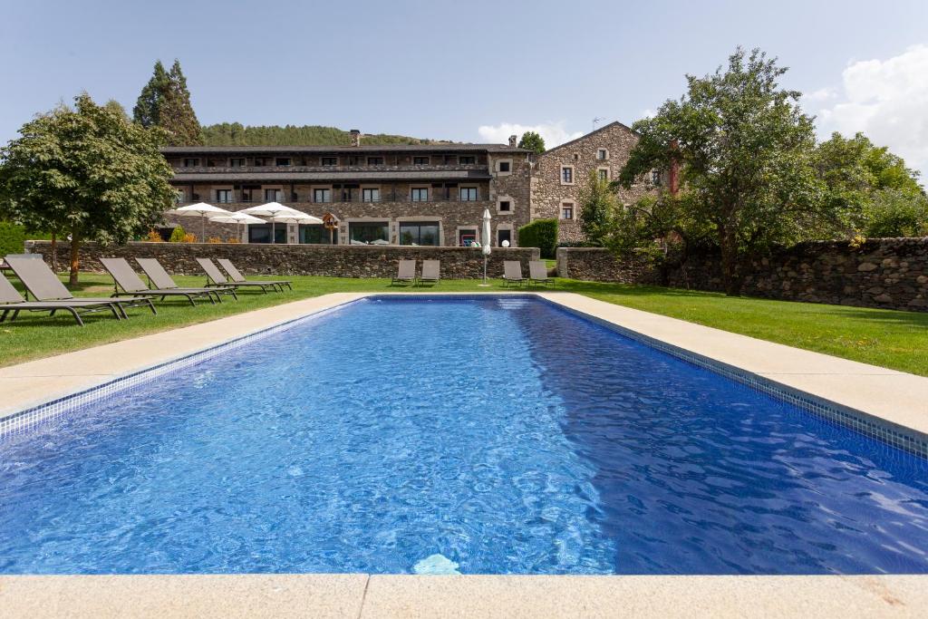 una piscina frente a un edificio en Hotel Bernat de So, en Llivia