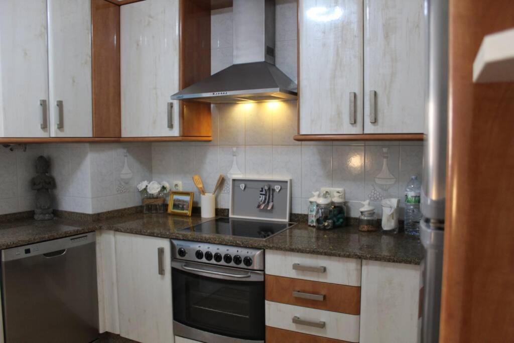 Kuchyňa alebo kuchynka v ubytovaní Vivienda familiar en A Guarda
