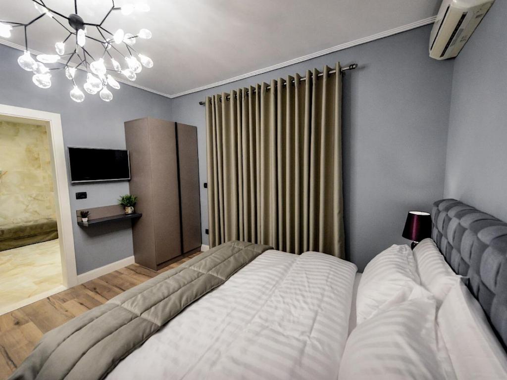 Postel nebo postele na pokoji v ubytování Hotel Vila Tirana