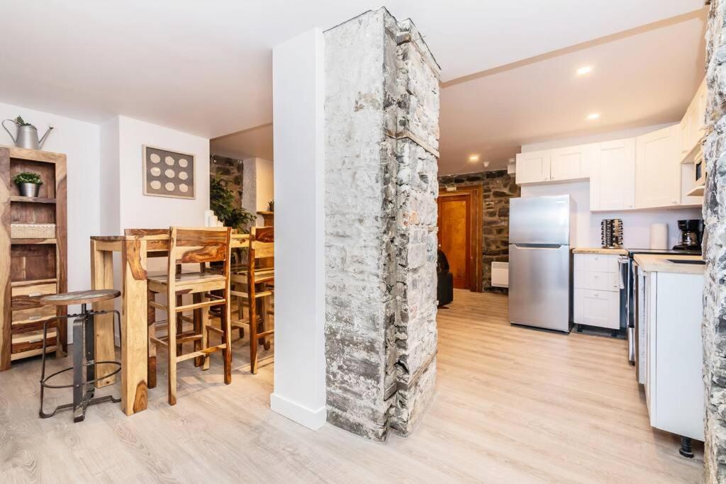 Η κουζίνα ή μικρή κουζίνα στο North House - Modern Meets Rustic- 2 Bedroom in Old Quebec