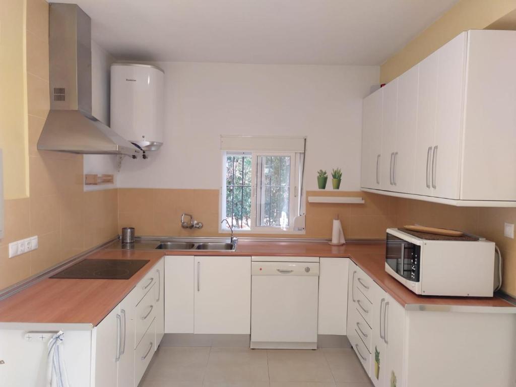 Kuchyň nebo kuchyňský kout v ubytování Chalet con Piscina - LAS ADELFAS