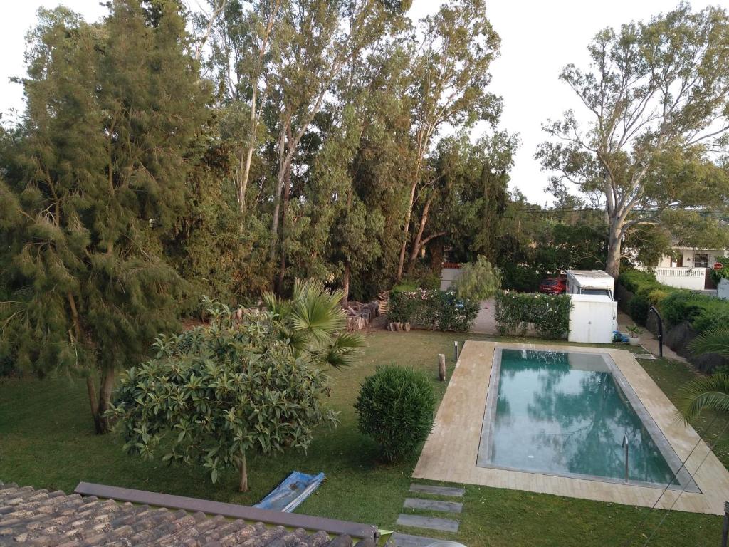 Bazén v ubytování Chalet con Piscina - LAS ADELFAS nebo v jeho okolí