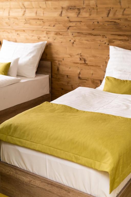 Postel nebo postele na pokoji v ubytování Hotel Kristály Konferencia & Wellness
