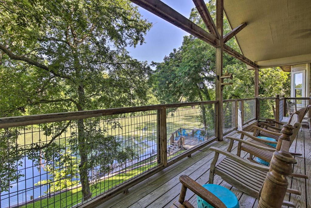 Μπαλκόνι ή βεράντα στο Sunny Seguin Retreat with Canoes on Guadalupe River!