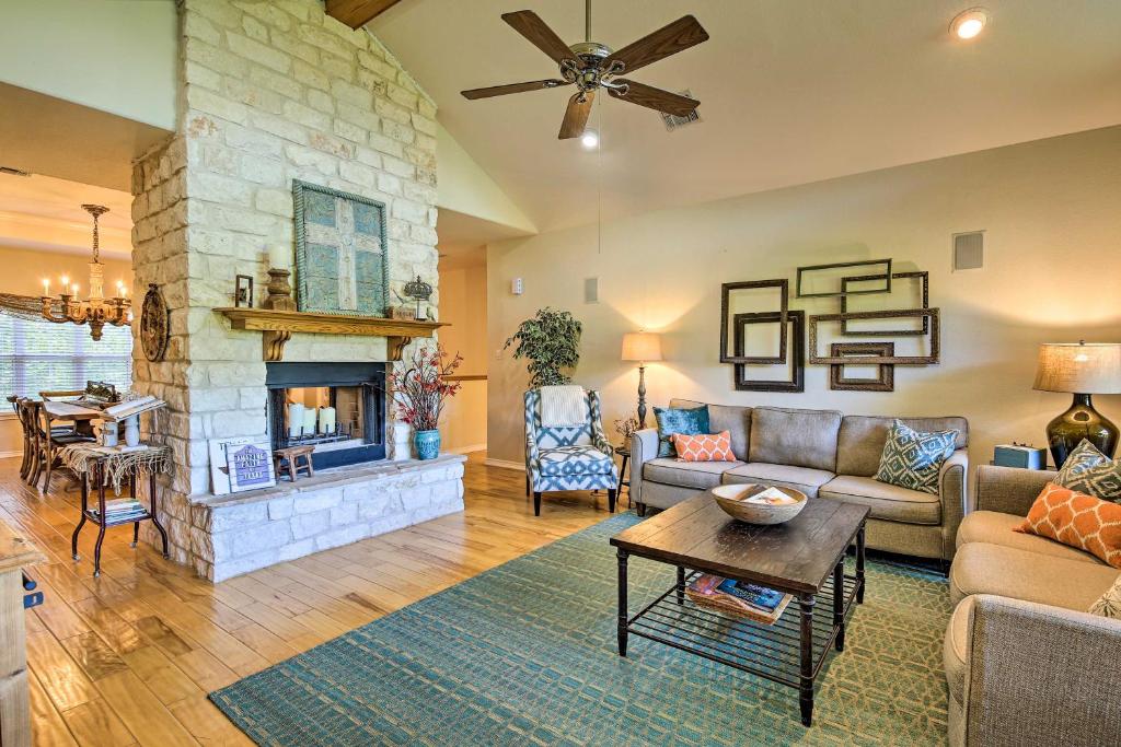 シギーンにあるFamily Retreat on Guadalupe River 2 Living Areas!のソファと暖炉のあるリビングルーム