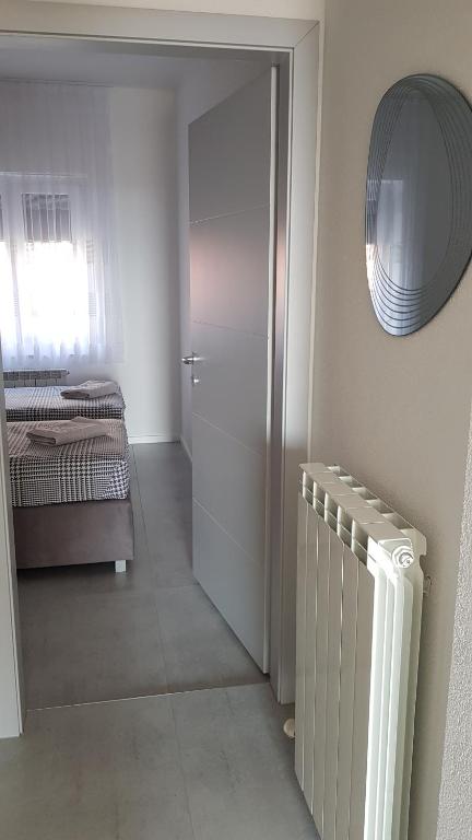 Posteľ alebo postele v izbe v ubytovaní Kabashi Apartment