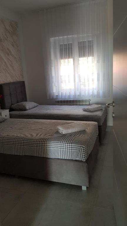 Posteľ alebo postele v izbe v ubytovaní Kabashi Apartment